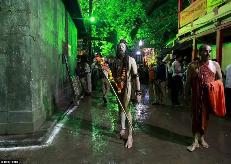 uno sadhu indiano al kumbh mela