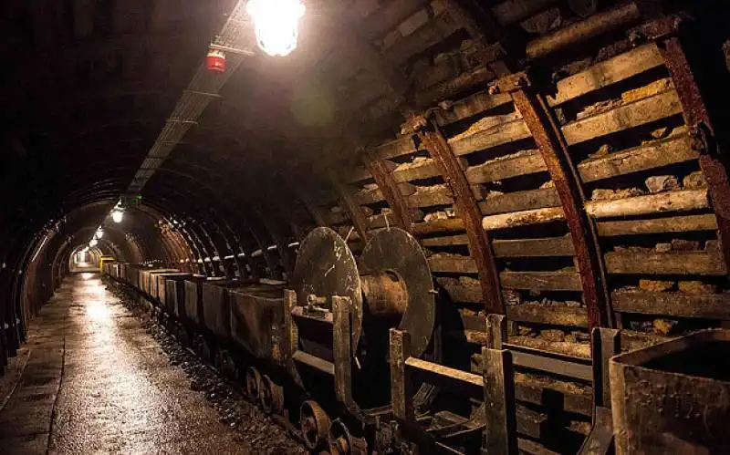 vecchi vagoni di una miniera   museo delle scienze di walbrzych