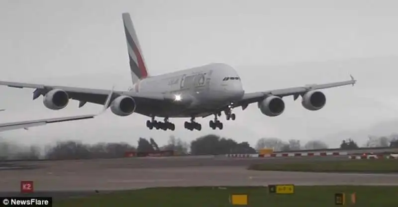 airbus a380 alle prese con il vento di manchester  1