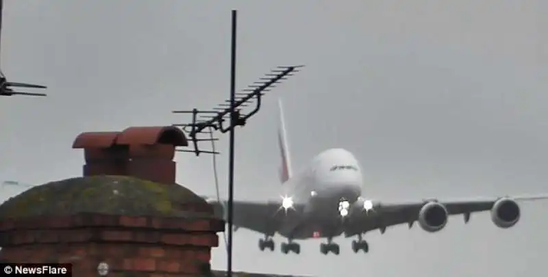 airbus a380 alle prese con il vento di manchester  2