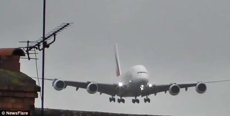 airbus a380 alle prese con il vento di manchester  3