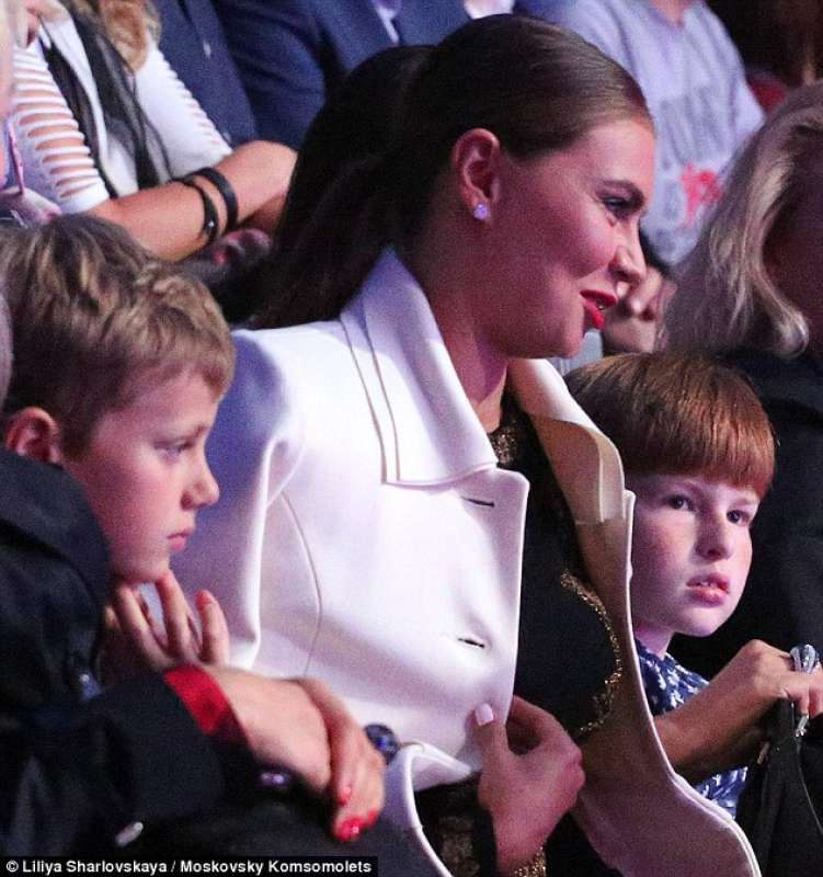 alina kabaeva appare con due figli