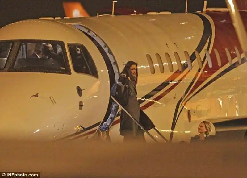 ANGELINA JOLIE SCENDE DALL AEREO PRIVATO