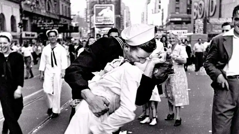 GRETA FRIEDMAN BACIO A TIMES SQUARE