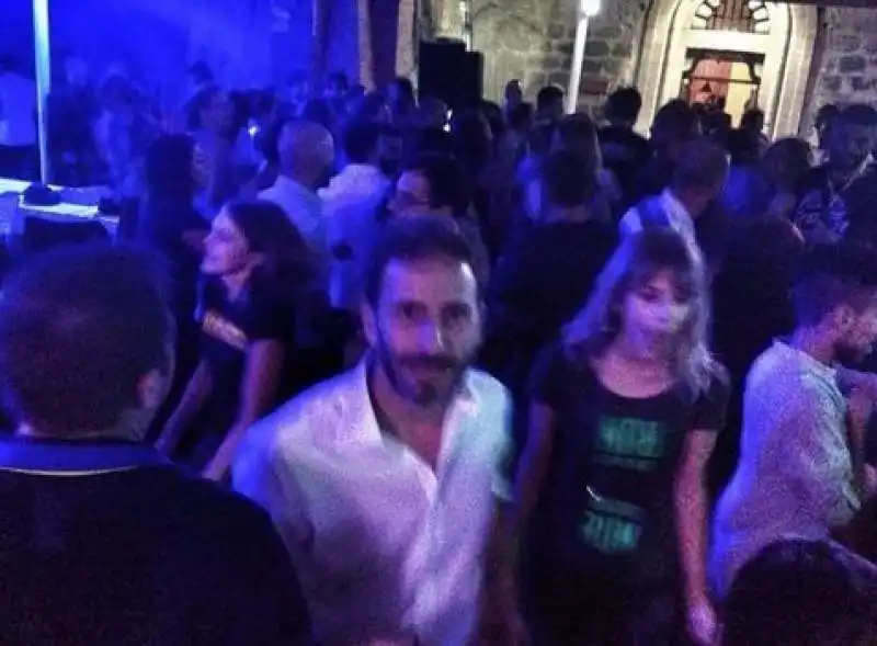 grillini in discoteca a palermo  3