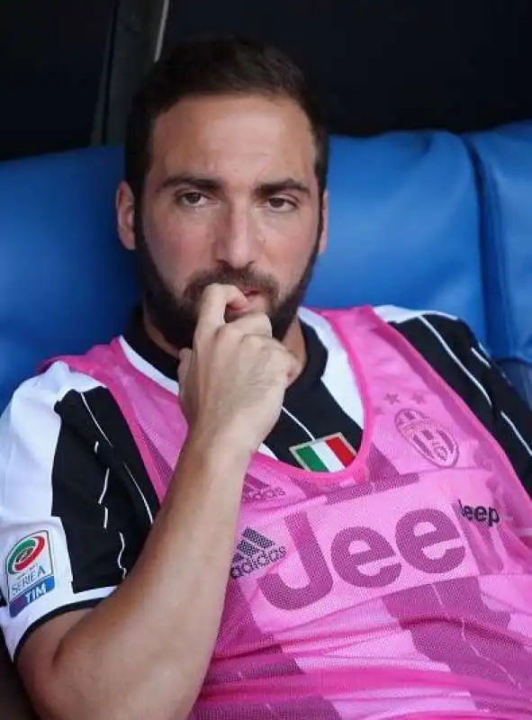 HIGUAIN IN PANCHINA 3