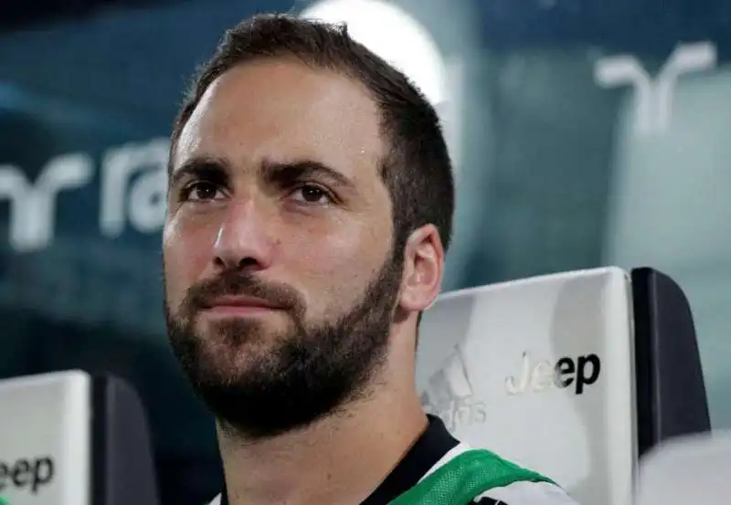 HIGUAIN IN PANCHINA