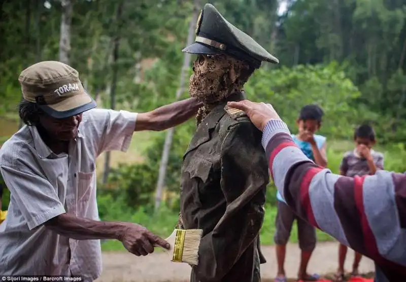 i toraja ripuliscono il generale sarungu