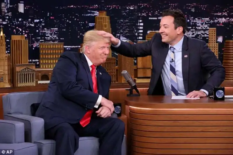 JIMMY FALLON SCOMPIGLIA I CAPELLI DI DONALD TRUMP