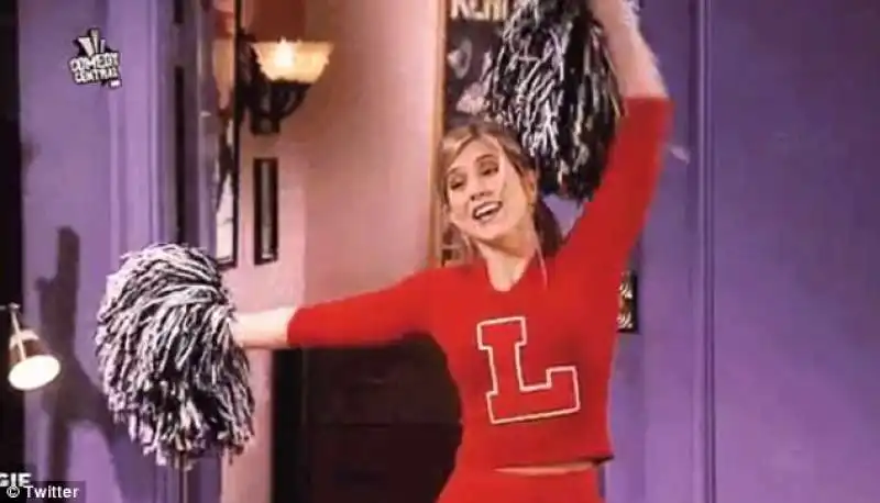 la aniston festeggia da cheerleader