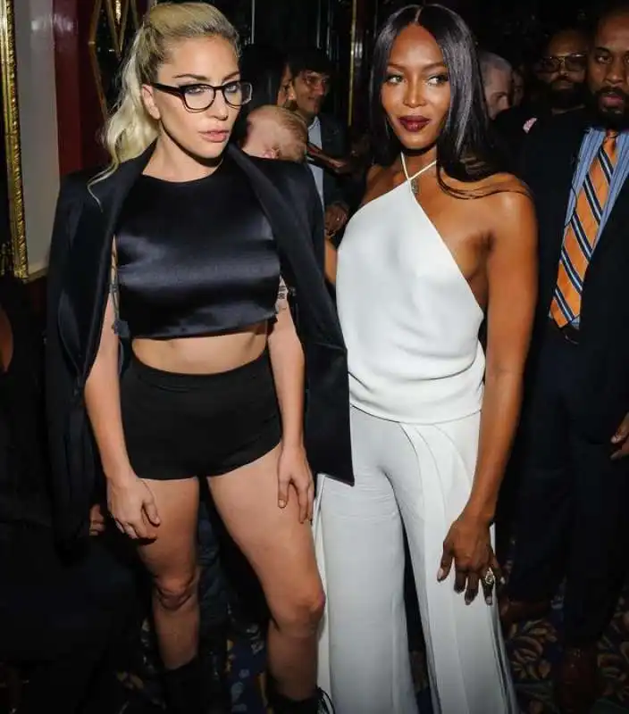 Lady Gaga in pantaloncini e Naomi Campbell