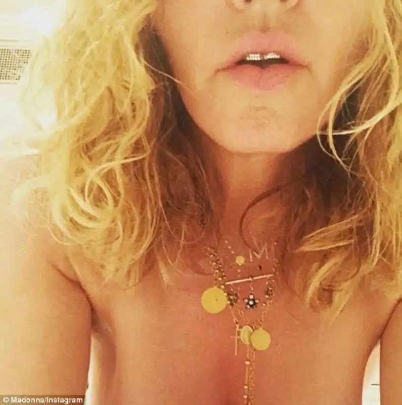 madonna nuda per sostenere katy perry e hillary