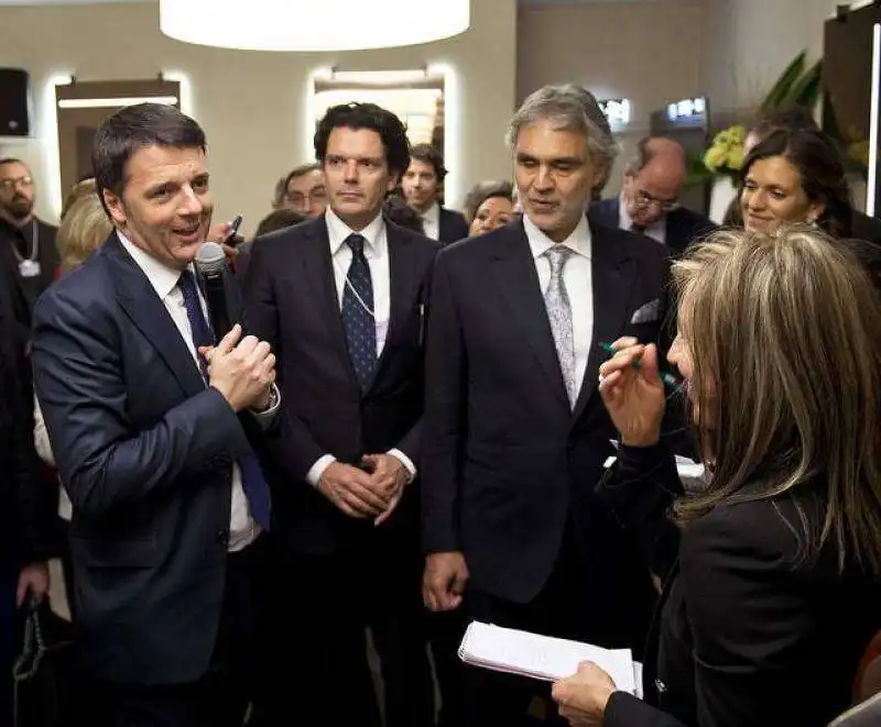 matteo renzi a davos con andrea bocelli