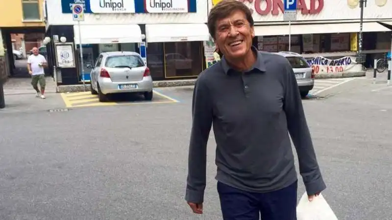 MORANDI CON LA BUSTA DELLA SPESA AL SUPERMERCATO