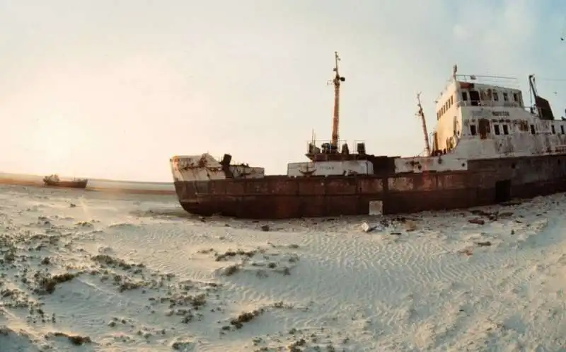 nave nel deserto di aral in kazakhstan