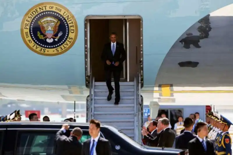 OBAMA DEVE SCENDERE DAL RETRO DELL AIR FORCE ONE