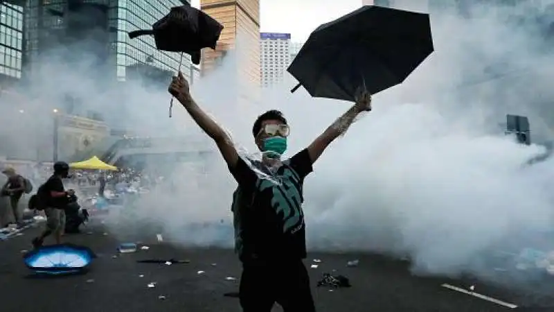 RIVOLUZIONE DEGLI OMBRELLI HONG KONG