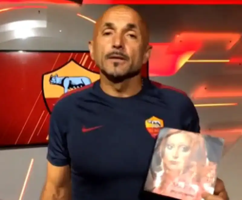 spalletti col disco di mia martini piccolo uomo