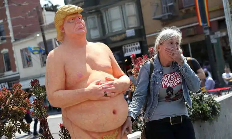 TRUMP STATUA CON MICROPENE 