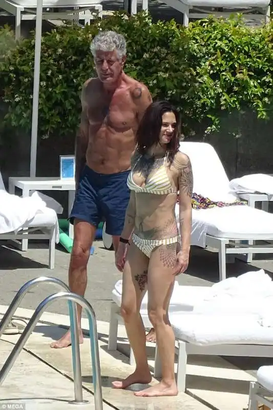 anthony bourdain e asia argento in piscina copia