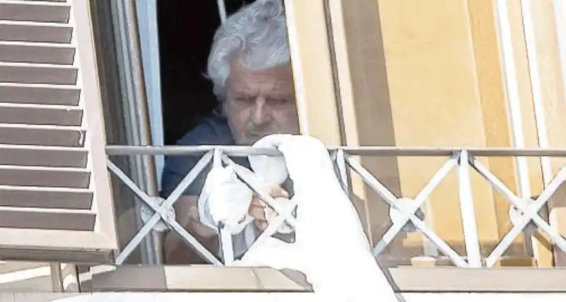 BEPPE GRILLO LANCIA LE LENZUOLA DALLA FINESTRA