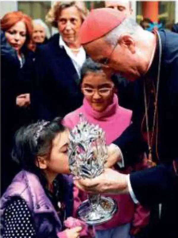 CARDINAL BERTONE PORTA AI MALATI DEL BAMBIN GESU IL RELIQUIARIO CON IL SANGUE DI GIOVANNI PAOLO II