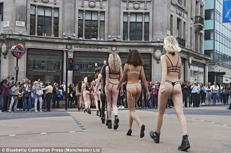 dare to bare campaign londra5