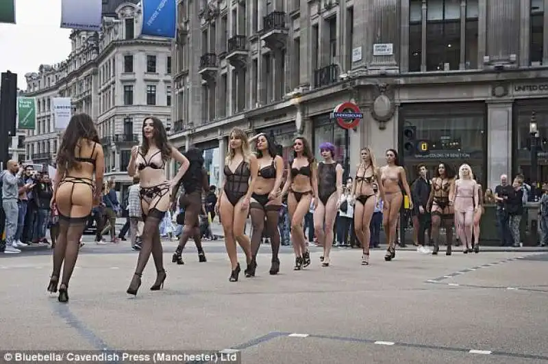 dare to bare campaign londra7