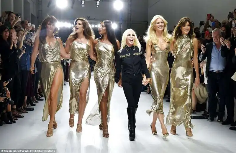 donatella  versace  con le top model