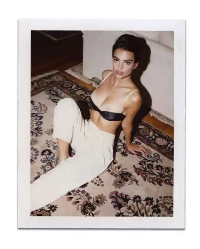 emily ratajkowski nuda polaroid  7