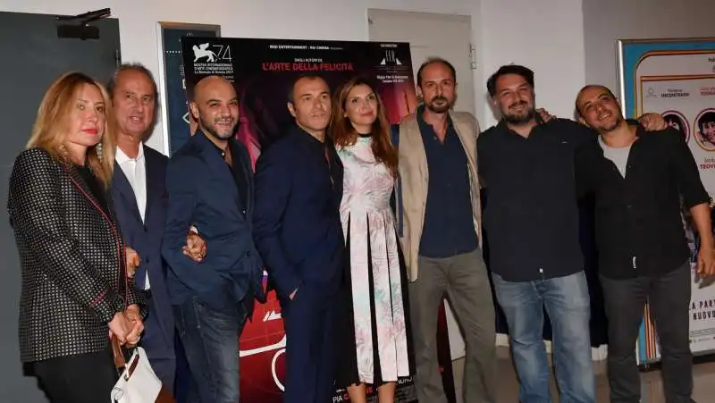 foto di gruppo per l anteprima de  la gatta cenerentola