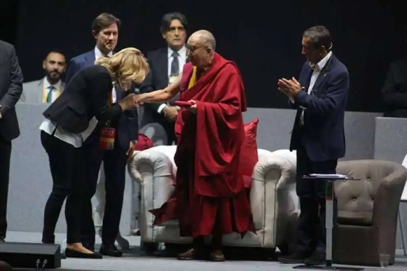 francesca campana comparini lady carrai bacia la mano del dalai lama 