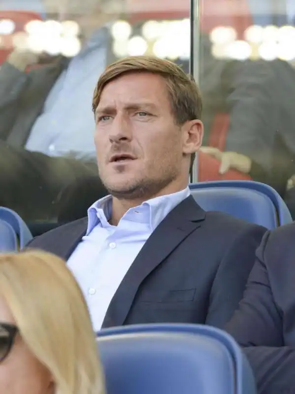 francesco totti biondo allo stadio