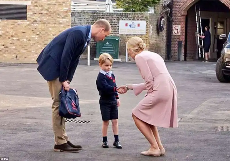 george stringe la mano a helen haslem la direttrice dell asilo