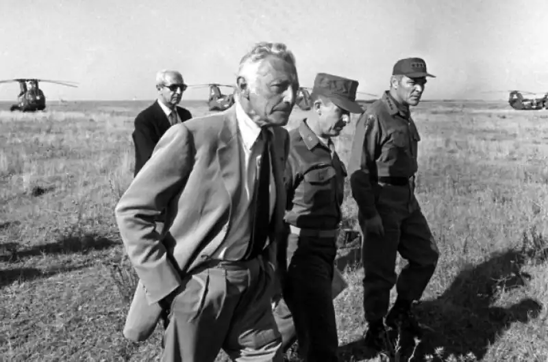 GIANNI AGNELLI DURANTE ESERCITAZIONE NATO