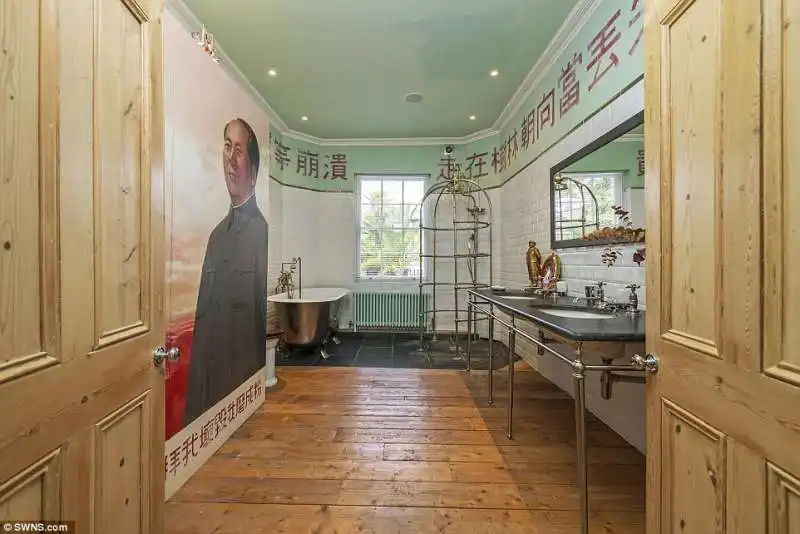 gigantografia di mao in bagno