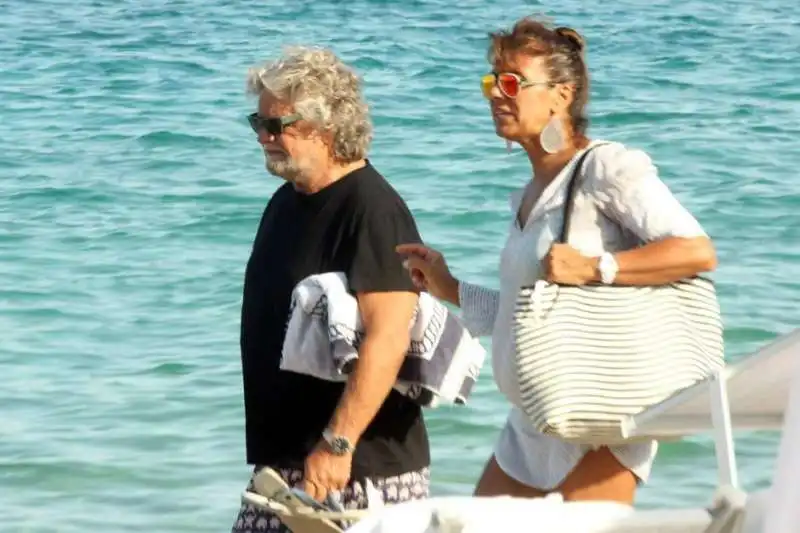 GRILLO IN SARDEGNA CON LA MOGLIE