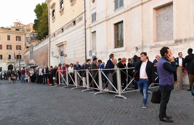 in fila per la mostra di picasso