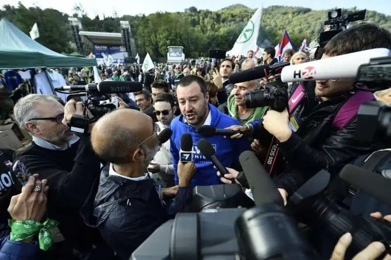 la lega e salvini a pontida  11