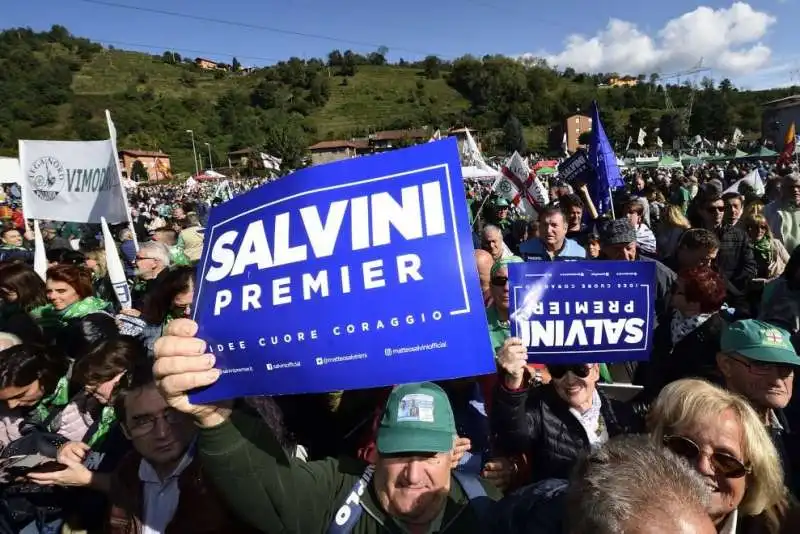 la lega e salvini a pontida  12