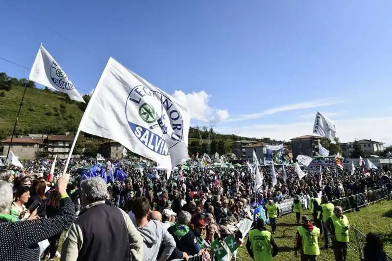 la lega e salvini a pontida  3