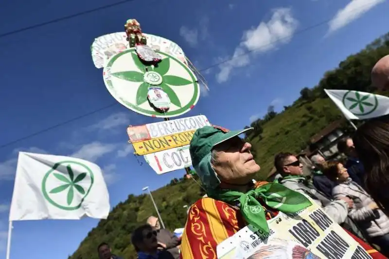 la lega e salvini a pontida  4