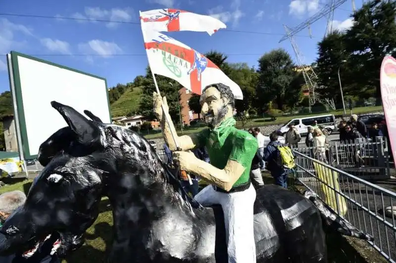 la lega e salvini a pontida  8