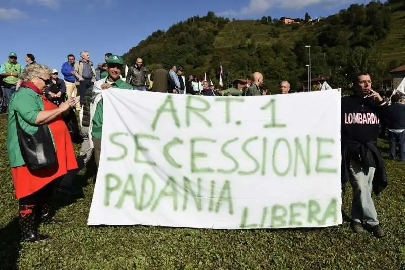 la lega e salvini a pontida  9