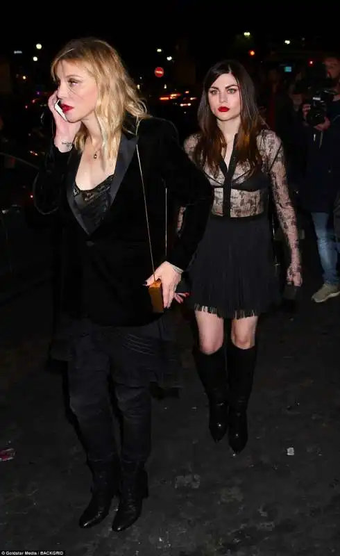 la love con frances bean alla kaia gerber paris fashion week