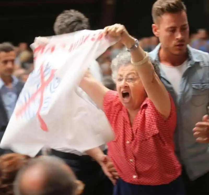 la signora protesta contro le banche renzi risponde