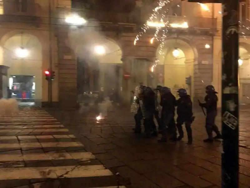 lancio di petardi contro forze dell''ordine a torino 3