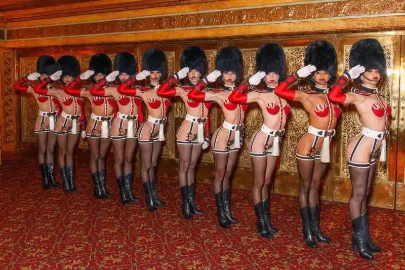 le ragazze del crazy horse copia