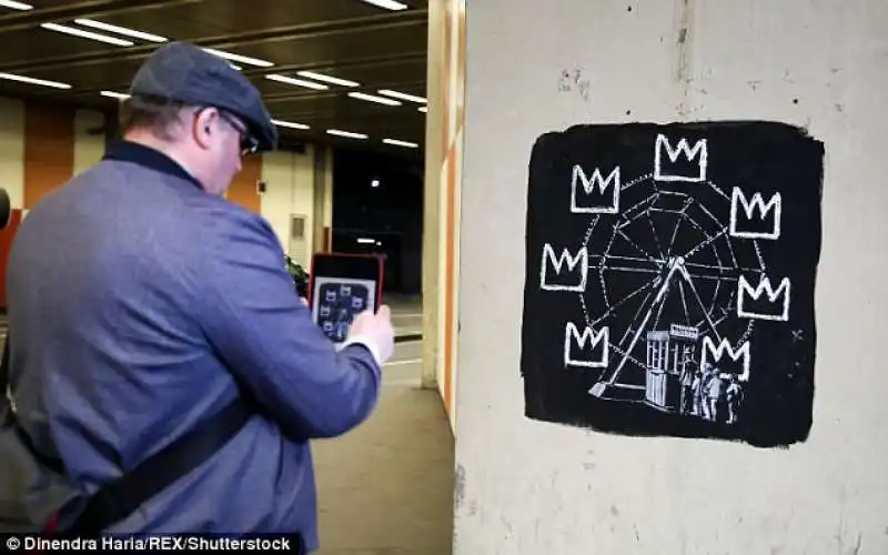 omaggio di banksy a basquiat copia