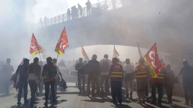 PROTESTE CONTRO MACRON  3